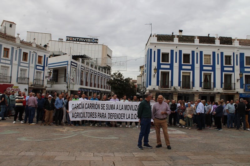 Un centenar de agricultores se concentran en Valdepeñas para pedir que se aprueben los estatutos de la interprofesional