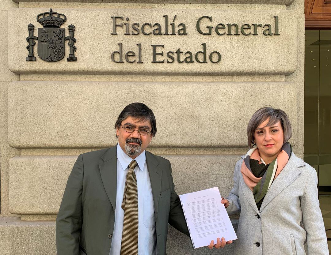 Los abogados Nuria González y Rodrigo Lledó ante la Fiscalía General del Estado momentos antes de presentar la denuncia. 
 