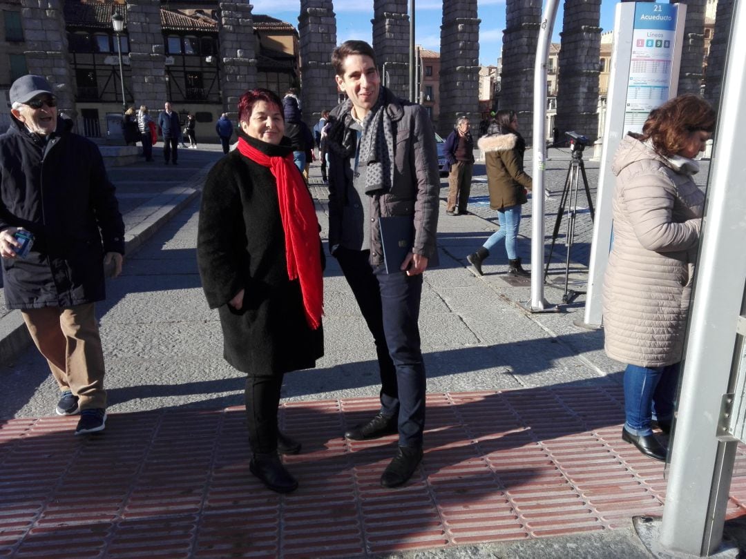 La alcaldesa de Segovia, Clara Luquero y el concejal de Obras, Miguel Merino posan en la parada de autobús de la plaza de Artillería. 