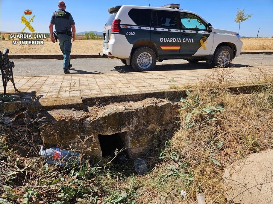 Arqueta donde fueron localizados y restacados por los agentes de la Benemérita