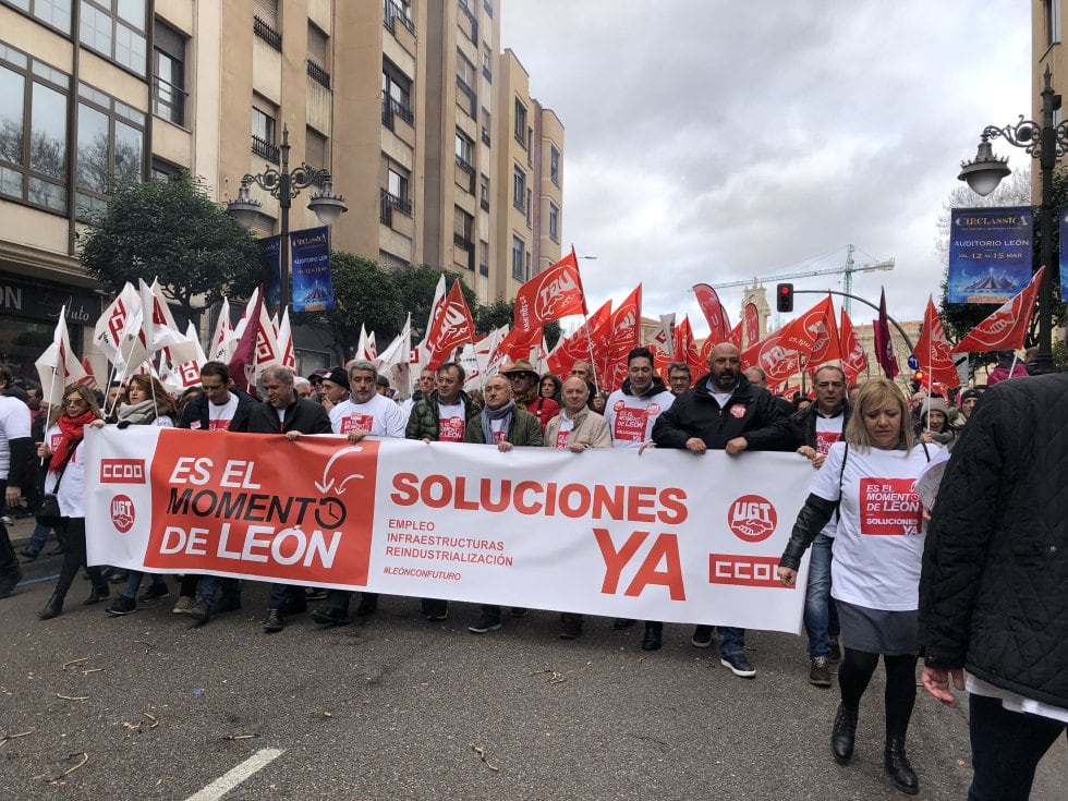 Cabecera de la protesta con la pancarta de los sindicatos 