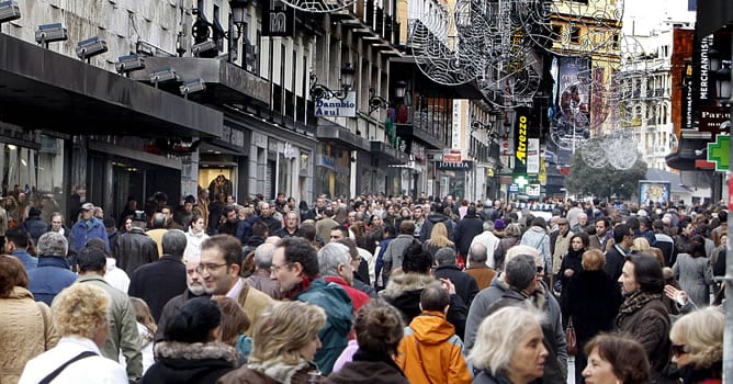 Los compradores abarrotan la madrileña calle Preciados