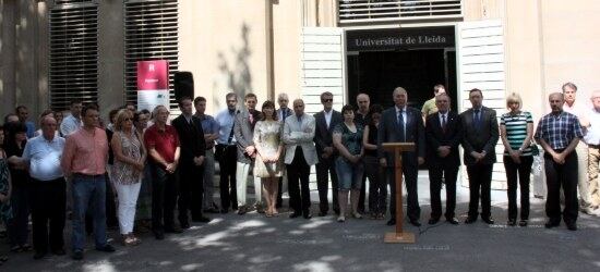 El rector de la UdL, Roberto Fernández, així com professors i membres del Consell de l'Estudiantat, al minut de silenci, davant el Rectorat de la UdL