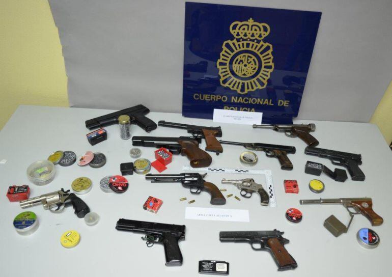 Entre las pistolas de aire compromido la Policía localizó un revolver de fuego real.