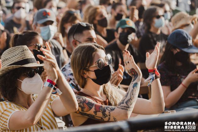 Los asistentes disfrutan siguiendo las medidas de seguridad