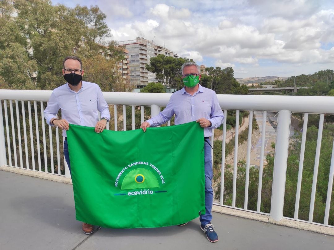 El concejal de Limpieza de Elche, Héctor Díez y el gerente de la Ecovidrio, Roberto Fuentes