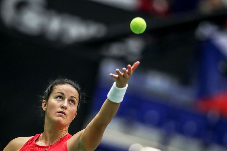 Lara Arruabarrena saca durante su partido ante Pliskova