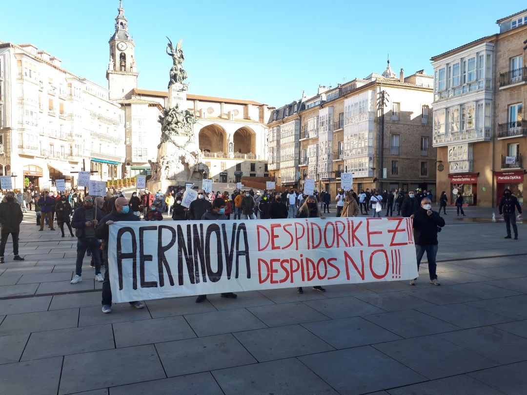 Concentración de Aernnova en la Virgen Blanca 