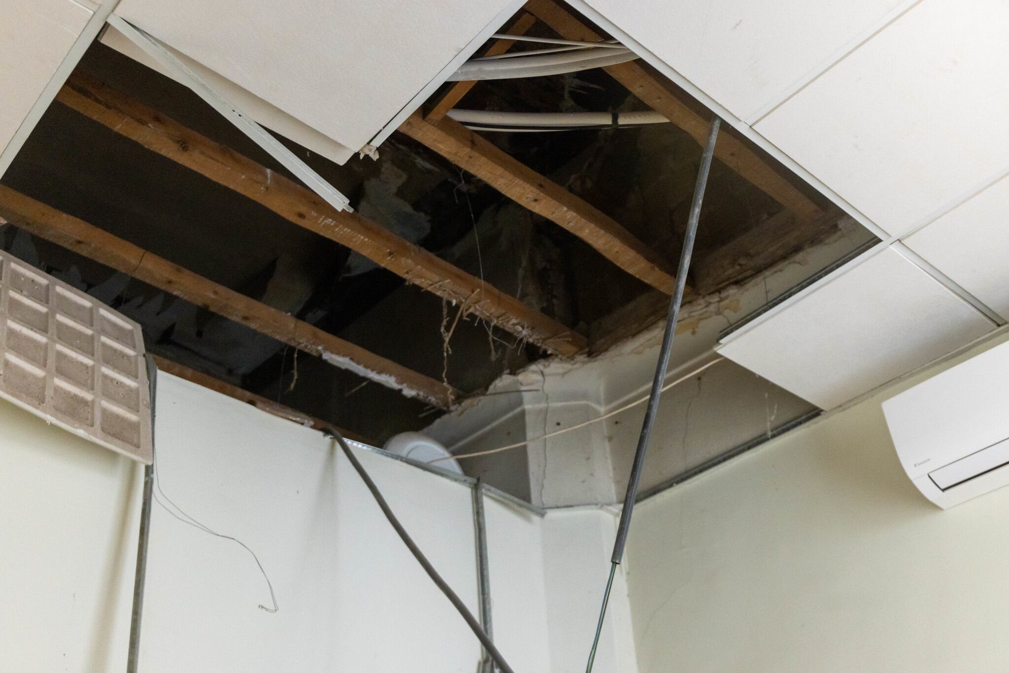 Detalle del falso techo desprendido