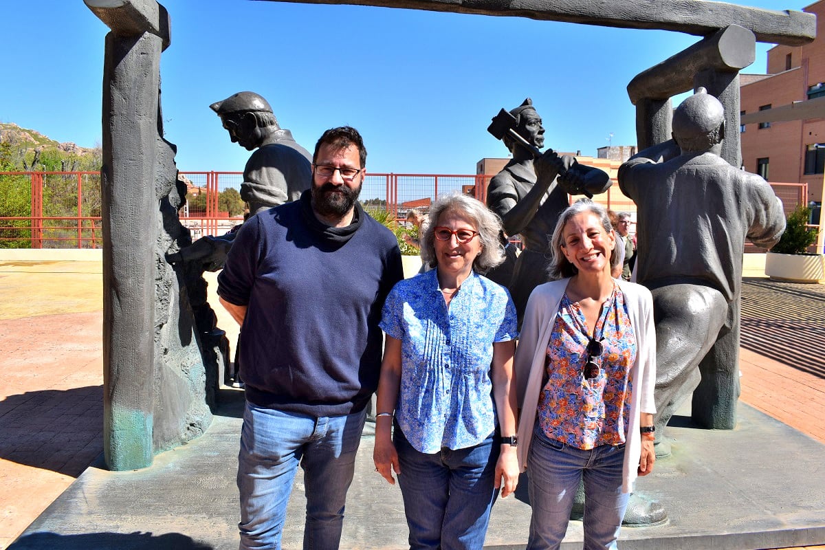 Hijos de Pepe Noja, en la plaza que lleva su nombre en Puertollano