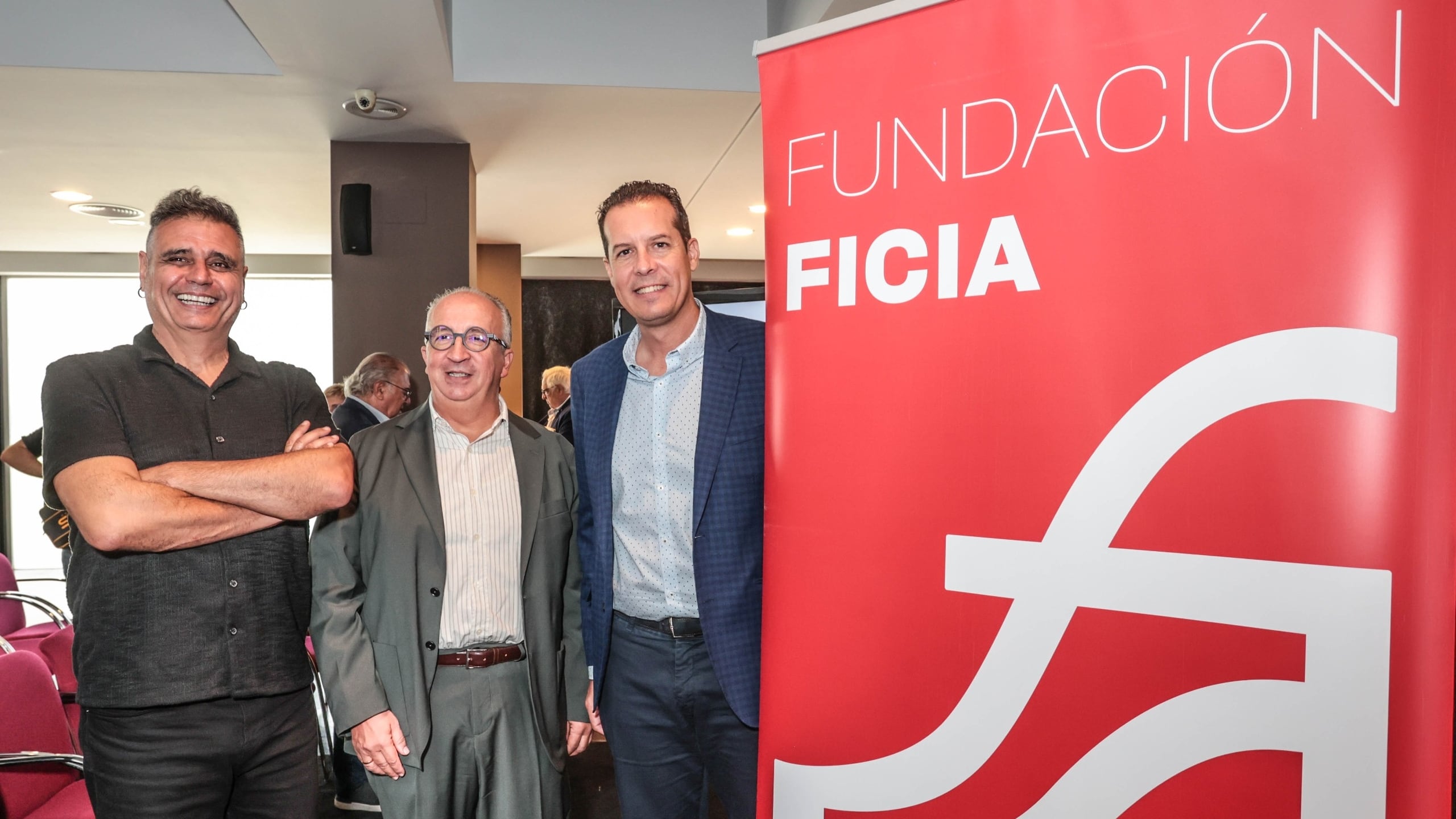 Boke, diseñador eldense; Vicente Pastor, presidente de la Fundación Ficia y Rubén Alfaro, alcalde de Elda; posan junto al diseño de la nueva imagen de la Fundación Ficia