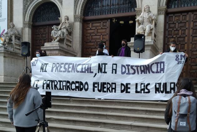 Pancarta de la concentración de estudiantes universitarias