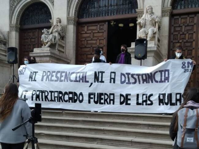 Pancarta de la concentración de estudiantes universitarias