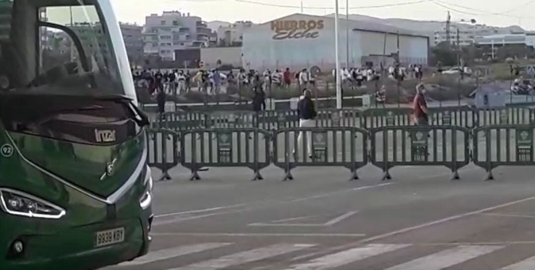 Llegada del autobús del Elche C.F. ayer al Martínez Valero