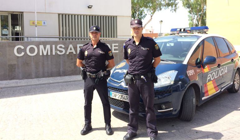 En la imagen, Manuel Durillo y Jorge Esteban Hidalgo, policias nacionales adscritos a la Comisaría de Coria del Rio