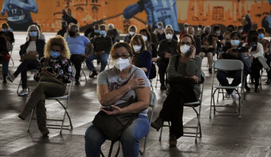 Fila de pacientes que esperan sentados tras recibir la vacuna de AstraZeneca en Ourense.