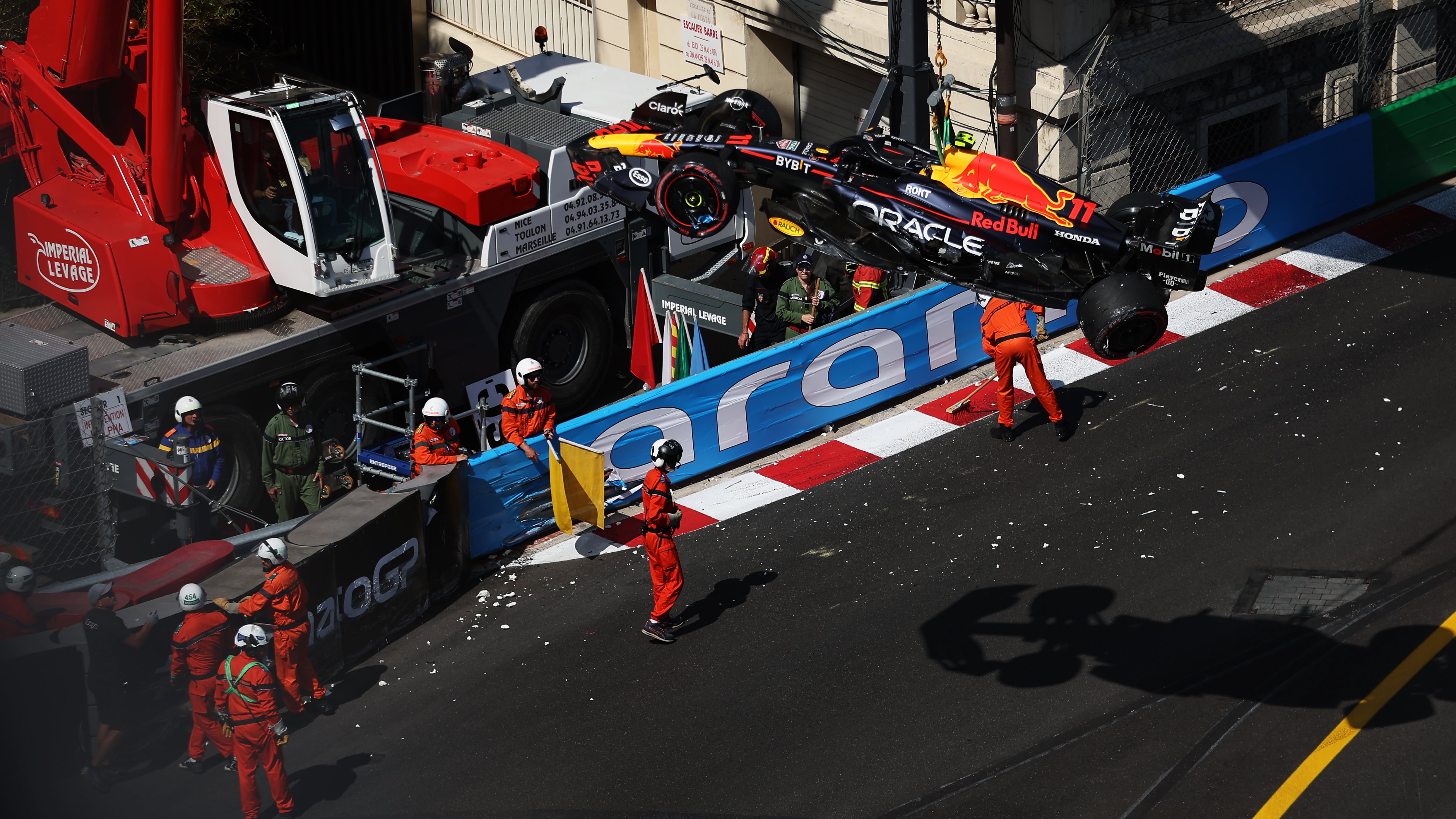 El coche de &#039;Checo&#039; Pérez acaba destrozado en el Circuito de Mónaco