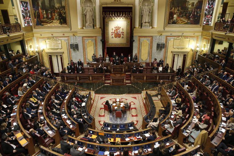 El recién elegido presidente del Congreso, Patxi López c, fondo), se dirige a los diputados del Congreso durante la sesión constitutiva de la Cámara baja, que ha inaugurado hoy la XI legislatura.