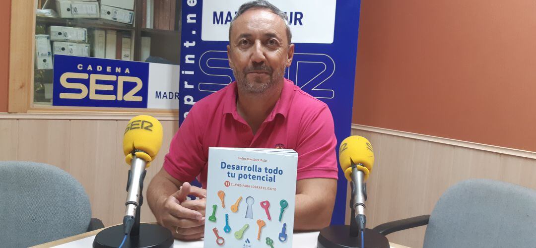 Chema Contreras, director de Rincón Literario, con una de las recomendaciones de esta semana.