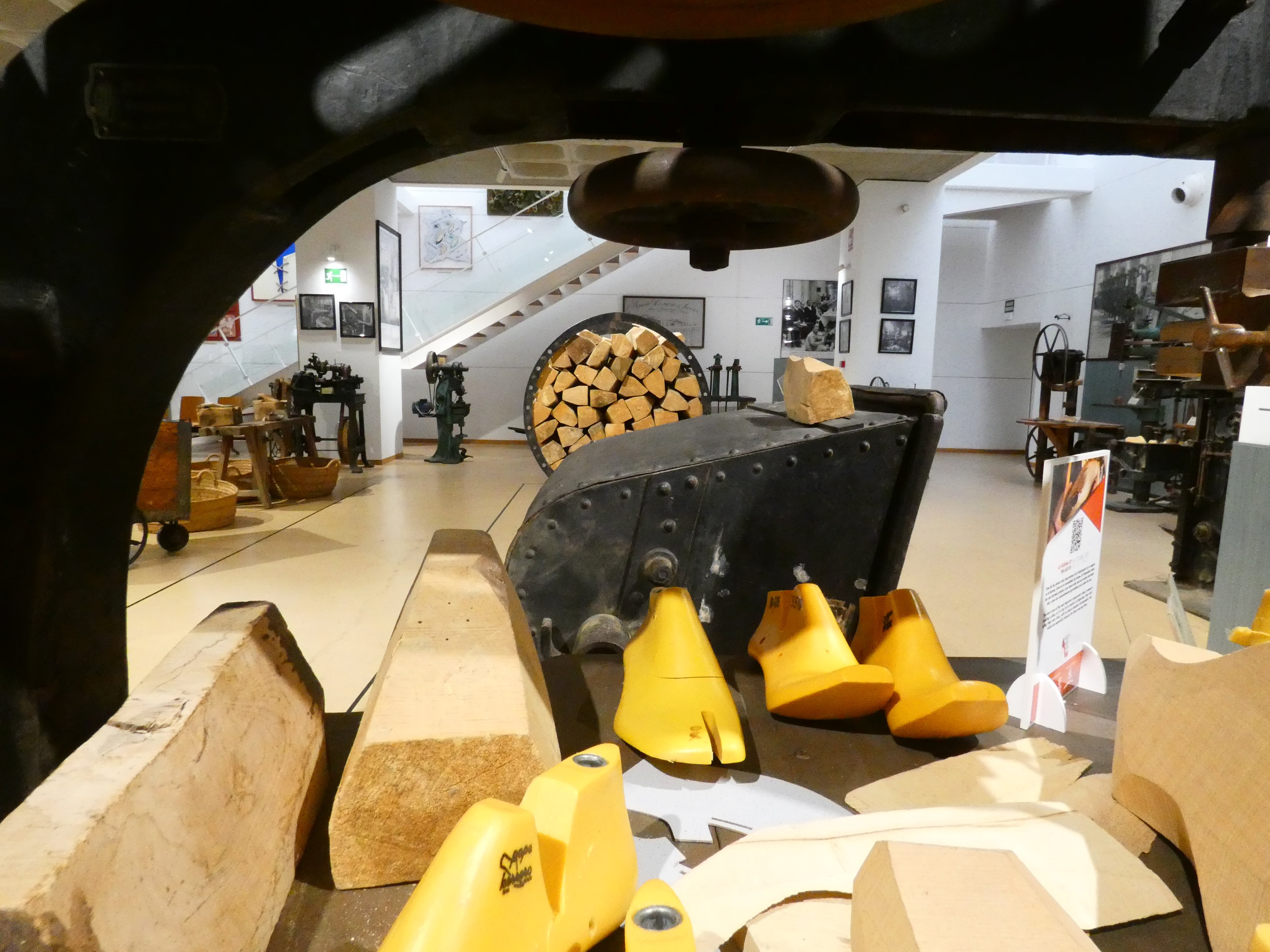 Máquina para la fabricación de hormas de madera en el Museo del Calzado de Elda