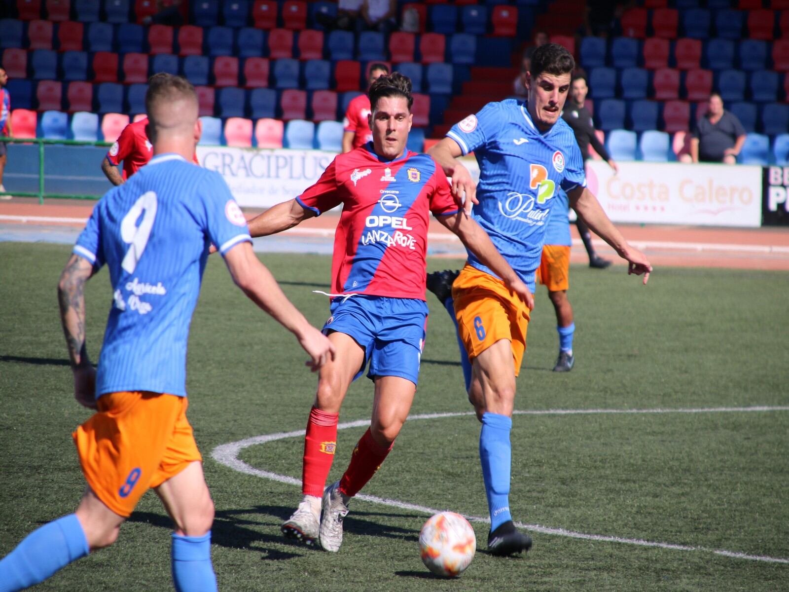 El lateral defendiendo los colores de la UD Lanzarote en la Ciudad Deportiva.