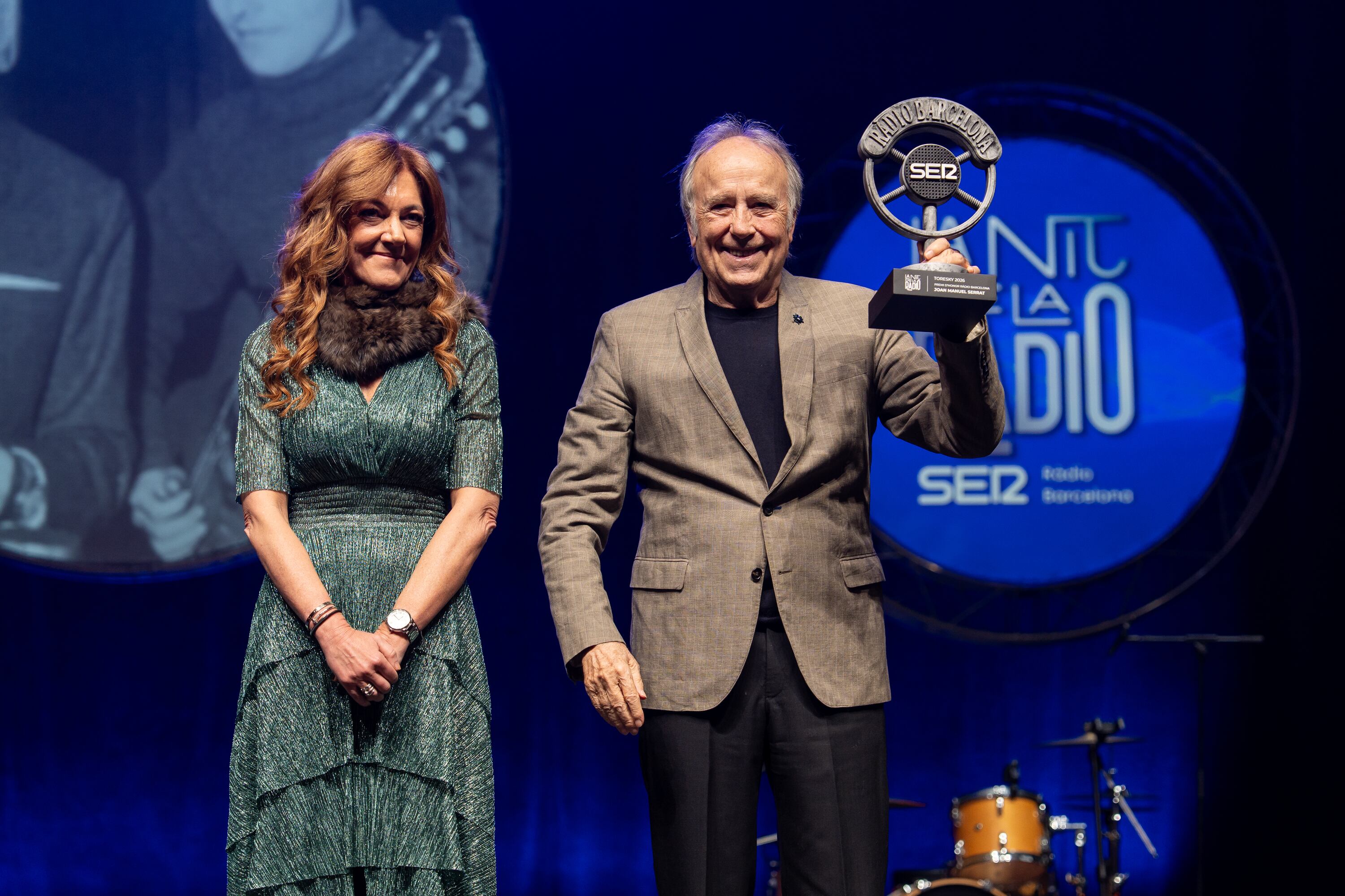 Joan Manuel Serrat recull el Premi d'Honor de Ràdio Barcelona