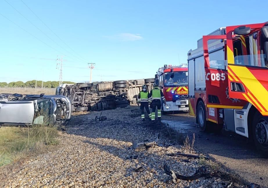 ccidente de tráfico entre un camión y dos turismos en la N-601, en La Pedraja de Portillo (Valladolid), en el que falleció una persona y otra resultó herida