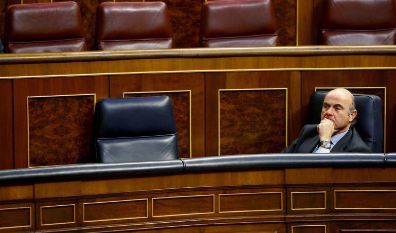 El Ministro de Economía, Industria y Competitividad, Luis de Guindos, durante un pleno del Congreso.