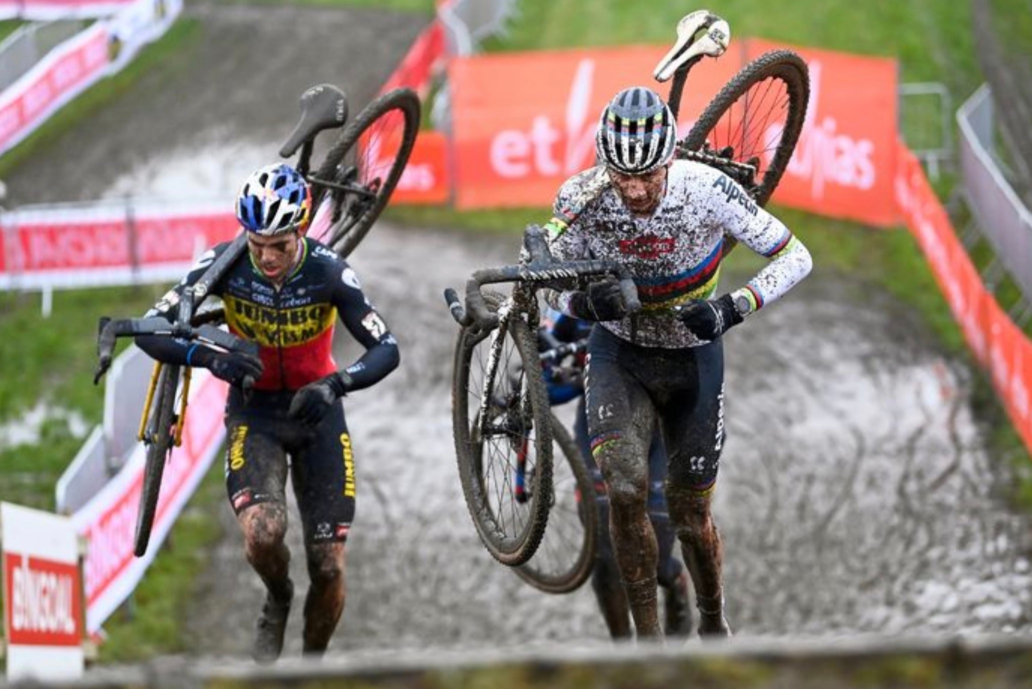 Van der Poel (d) junto a Wout Van Aert (i) en una imagen de archivo