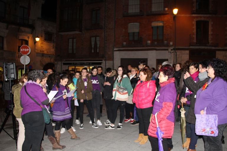 Lectura del manifiesto 8M en la Plaza Mayor de Cuéllar