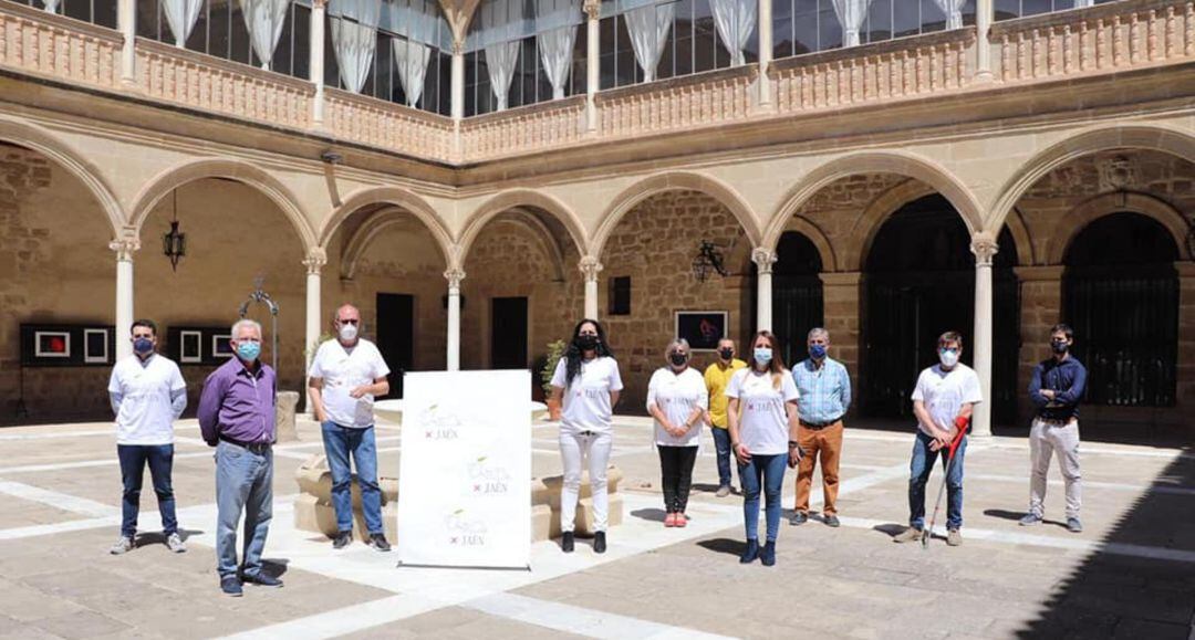 Miembros de la plataforma Úbeda por Jaén durante su presentación a los medios de comunicación en el Hospital de Santiago.