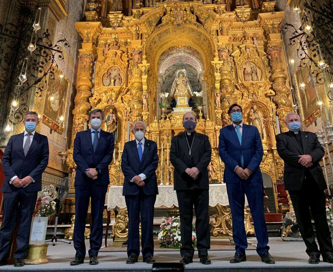 Foto de familia de las autoridades en el estreno de la iluminación del retablo del Santuario de Consolación de Utrera