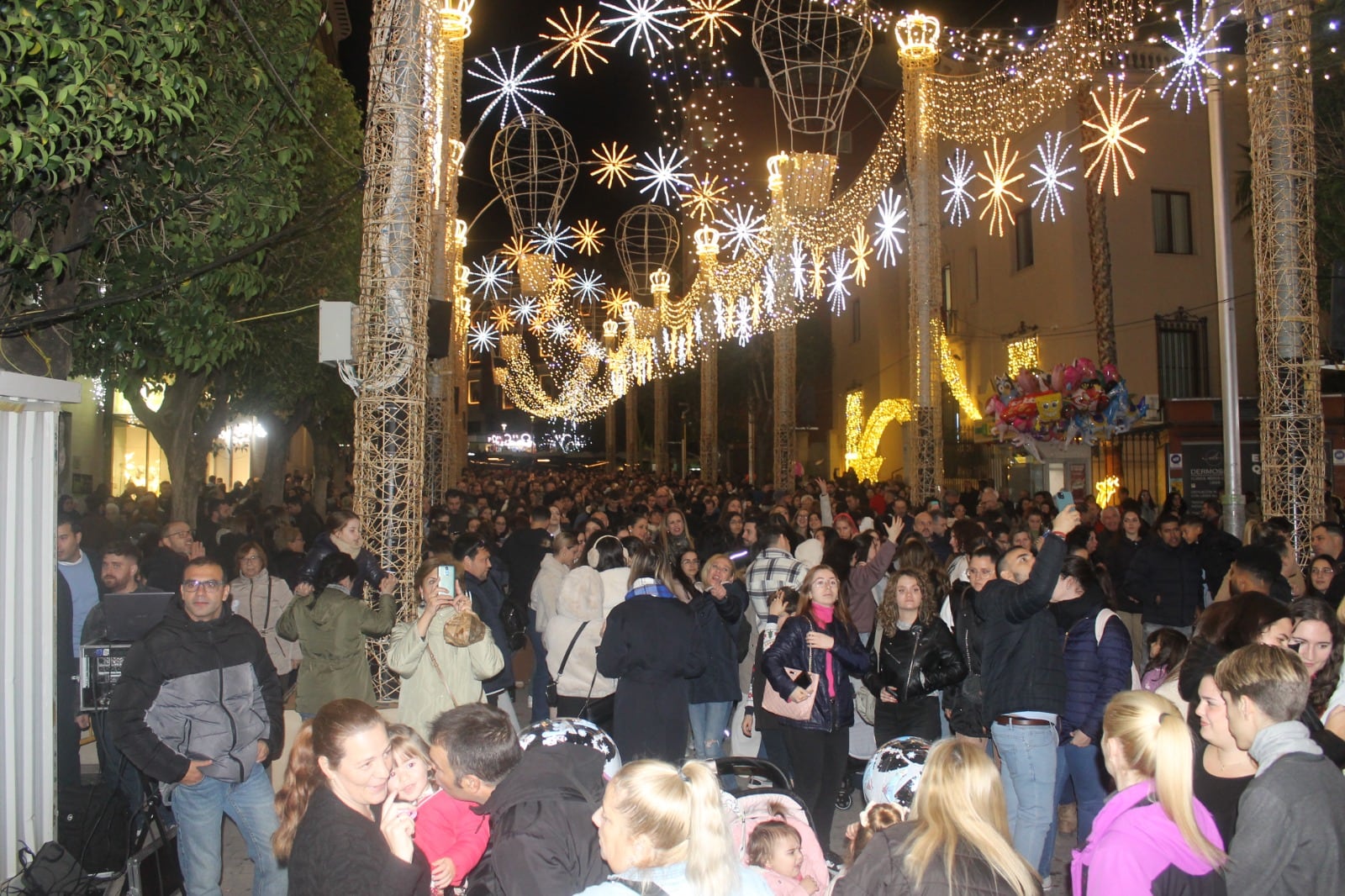 Iluminación navideña de la calle Roldán y Marín.