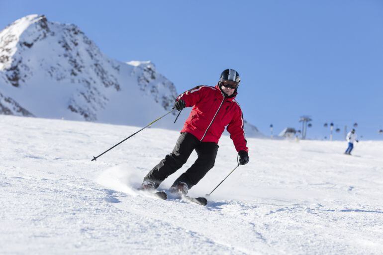 Un esquiador disfruta de la nieve