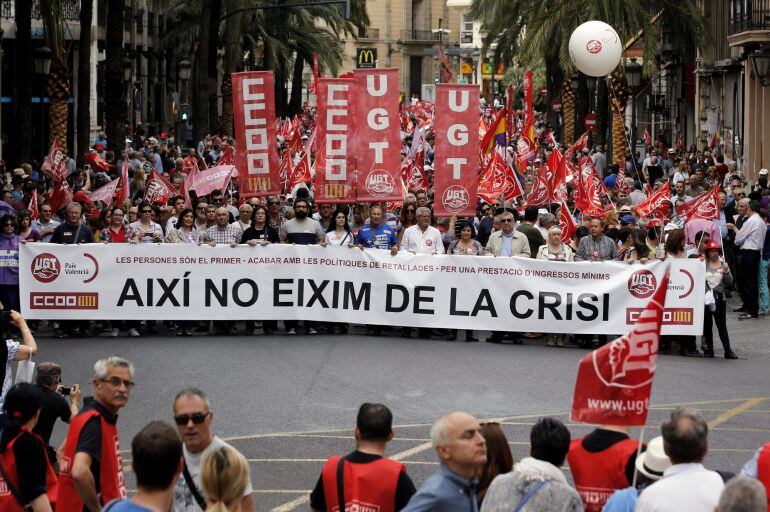 GRA151. VALENCIA, 01/05/2015.- Vista general de la cabecera de la manifestación convocada por CCOO y UGT, con motivo del Primero de Mayo bajo el lema &quot;Así no salimos de la crisis&quot;. EFE/ Juan Carlos Cárdenas