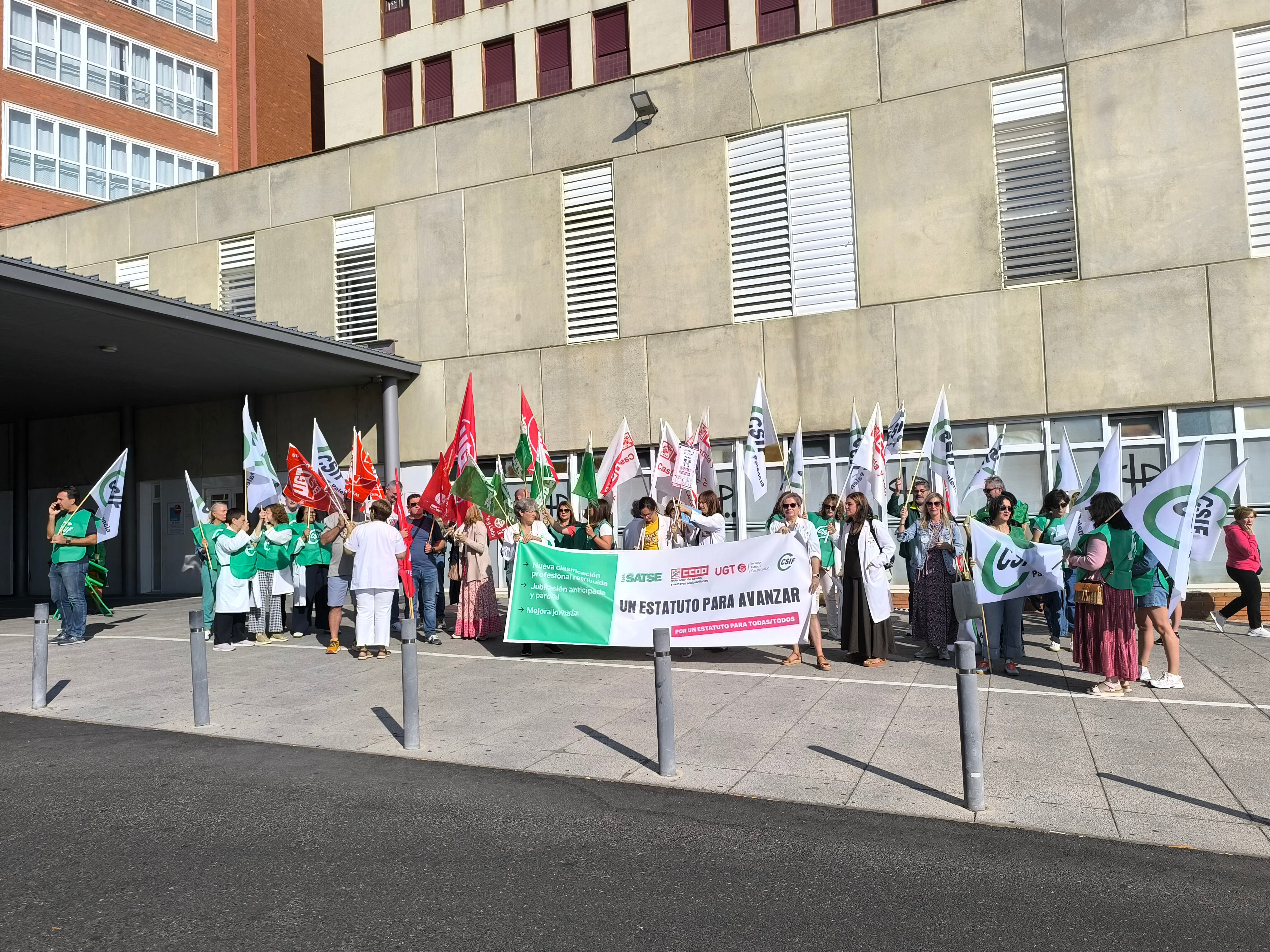 Concentración de sanitarios a las puertas del Hospital río Carrión