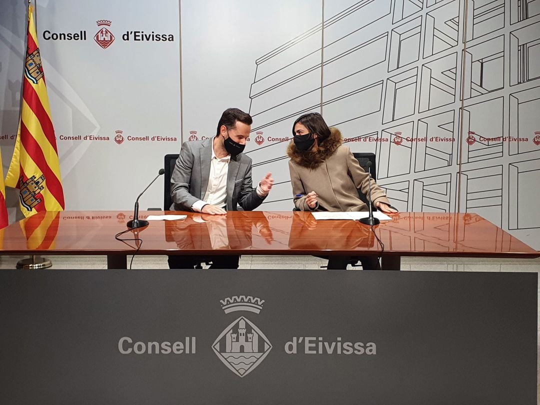 Mariano Juan junto a la directora insular de intrusismo Naihara Cardona