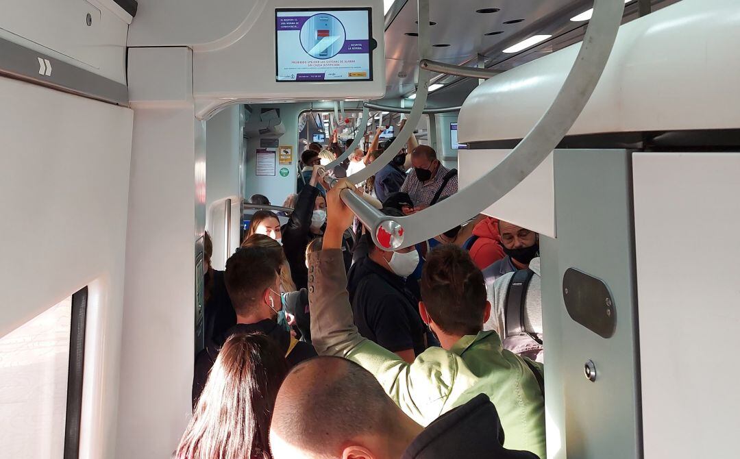 Viajeros de la línea Málaga-Fuengirola del Cercanías 