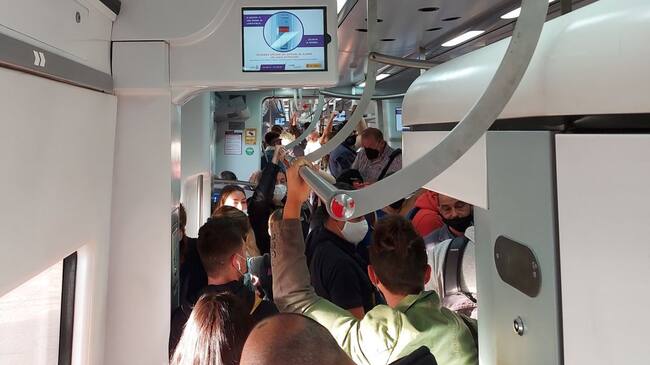 Viajeros de la línea Málaga-Fuengirola del Cercanías