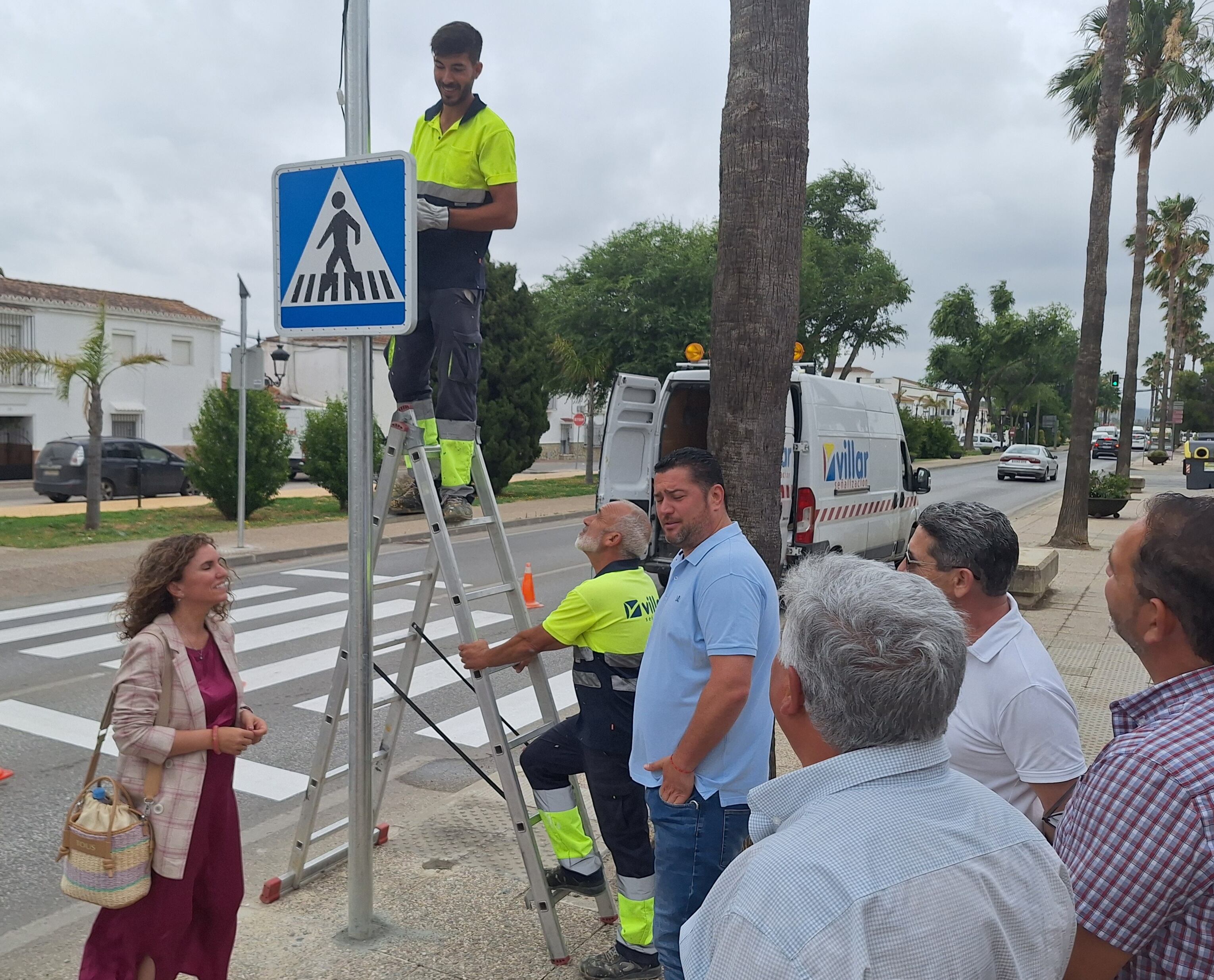 La teniente de alcaldesa, Susana Sánchez Toro, presente en el refuerzo de señalización lumínica reflectante en Guadalcacín