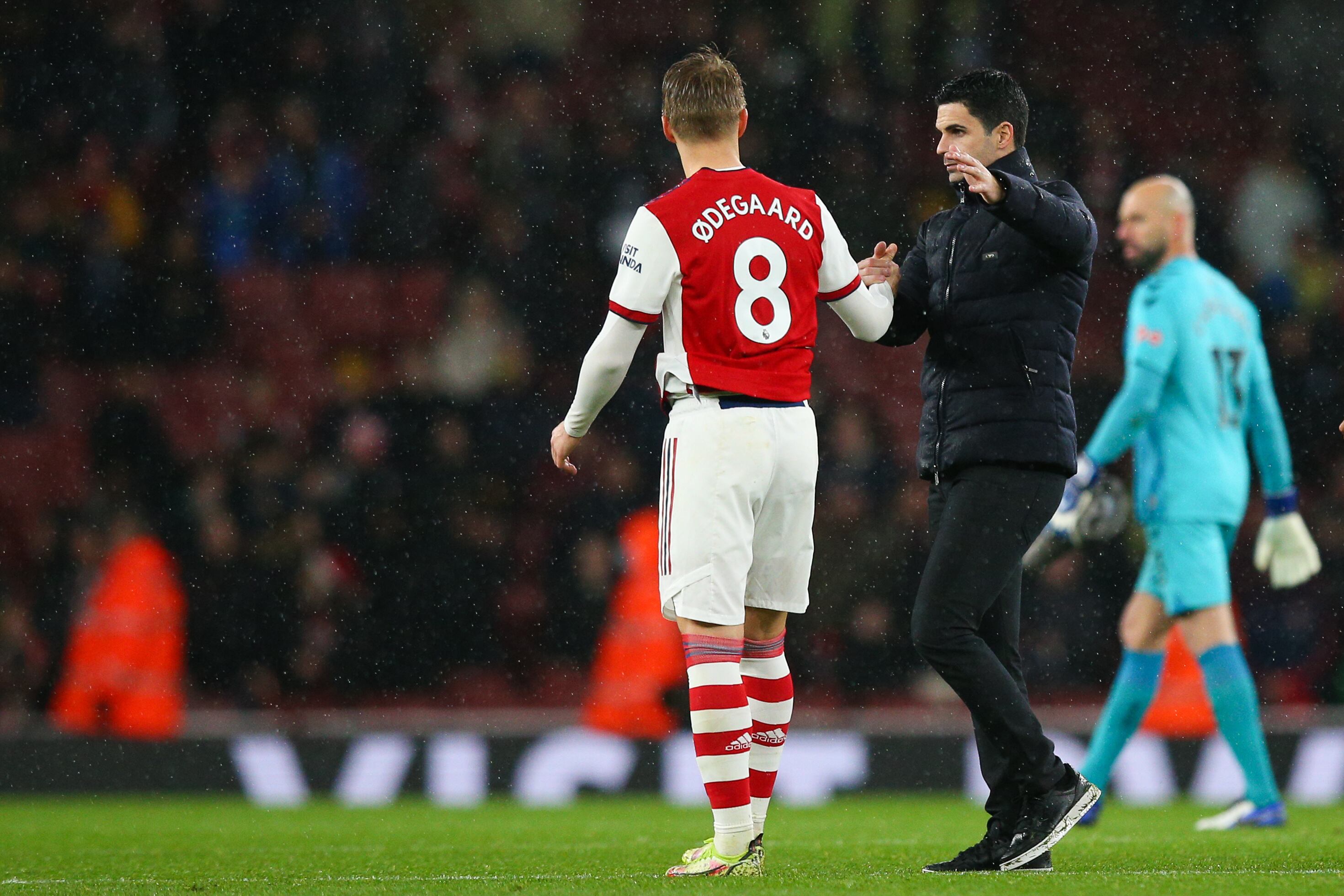 Mikel Arteta felicita a Martin Odegaard