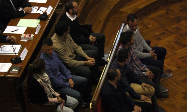 Els vuit mossos acusats en el 'cas Raval', aquest 9 de maig del 2016 a l'Audiència de Barcelona