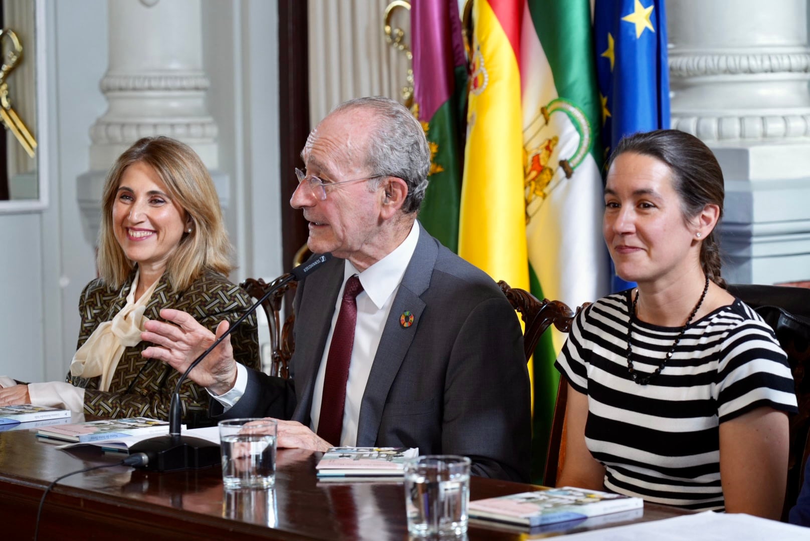 Momento de la entrega del premio