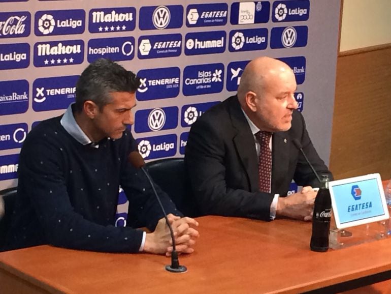 El técnico balear en su despedida junto al presidente del CD Tenerife