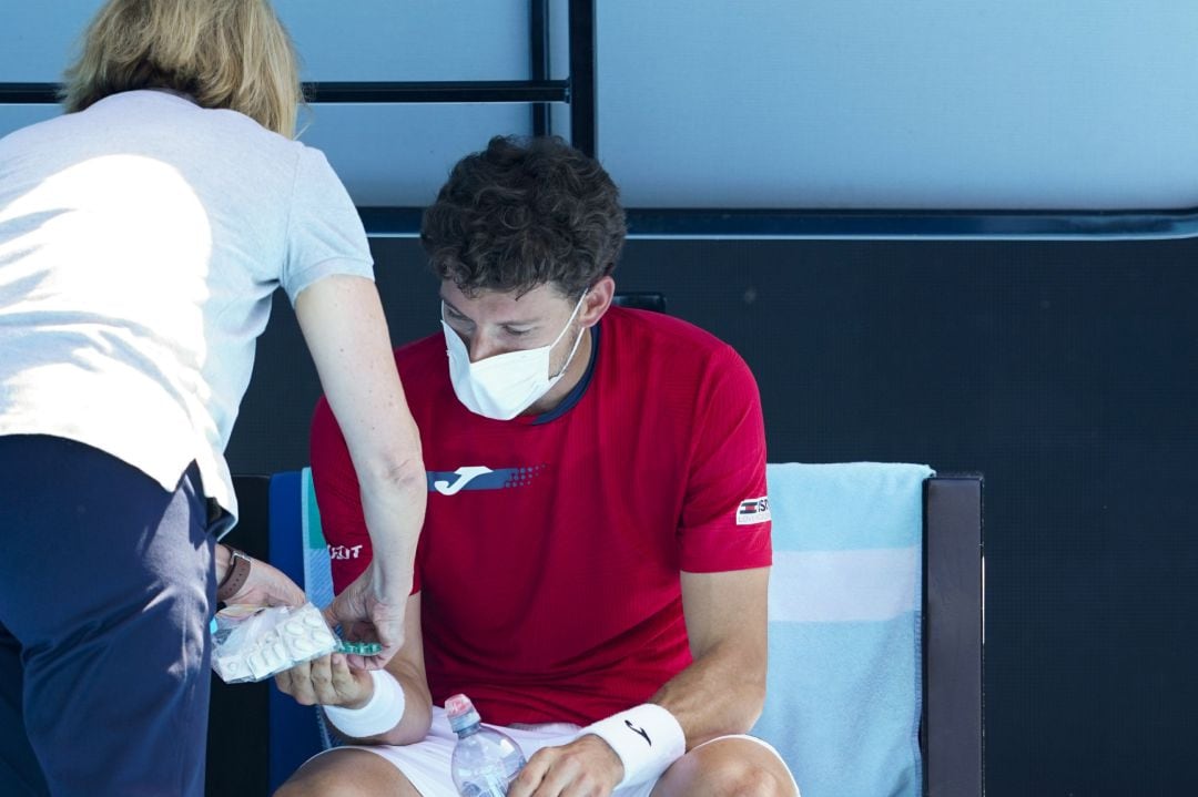 Pablo Carreño es atendido durante el partido conra Dimitrov.