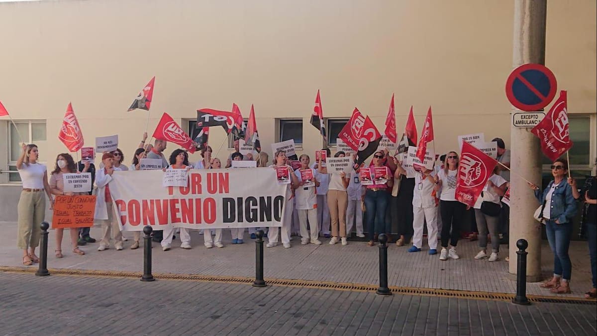 Trabajadores de la empresa de limpieza SERVEO se concentran en el Hospital Punta Europa por un convenio digno
