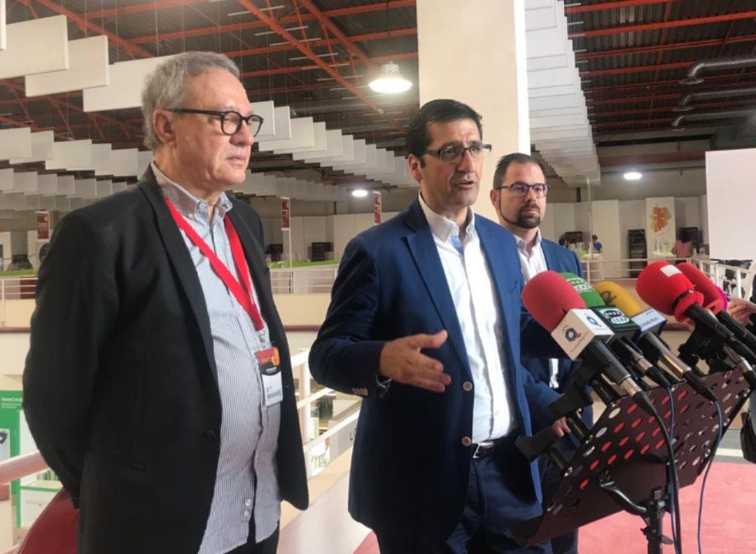 El presidente de la Diputación, José Manuel Caballero, junto al vicepresidente Gonzalo Redondo y el director de FENAVIN, Manuel Juliá han supervisado los detalles del montaje de la Feria Nacional del Vino