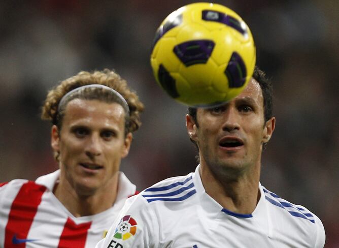 Los dos jugadores observan fijamente el vuelo del balón