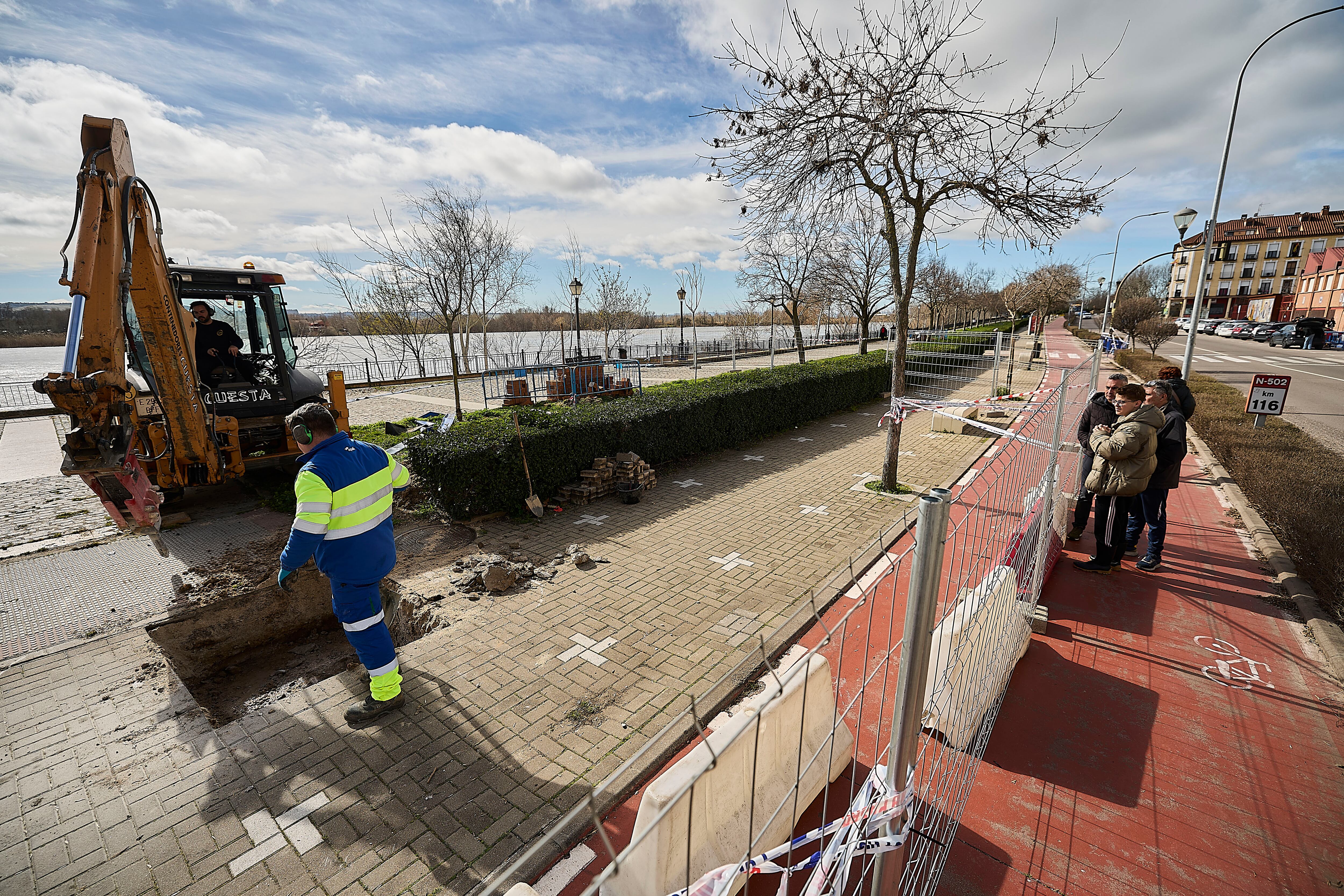 TALAVERA DE LA REINA, 16/02/2026.- Varios operarios trabajan en la recuperación de las calles Talavera de la Reina afectadas tras las lluvias