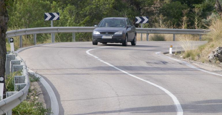 Un coche circula por una carretera convencional de la provincia.